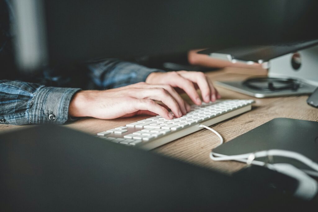Non-tech beginner trying the best free AI writing tools on a laptop